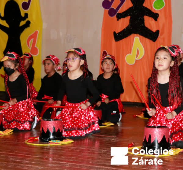 Niños con instrumentos de percusión