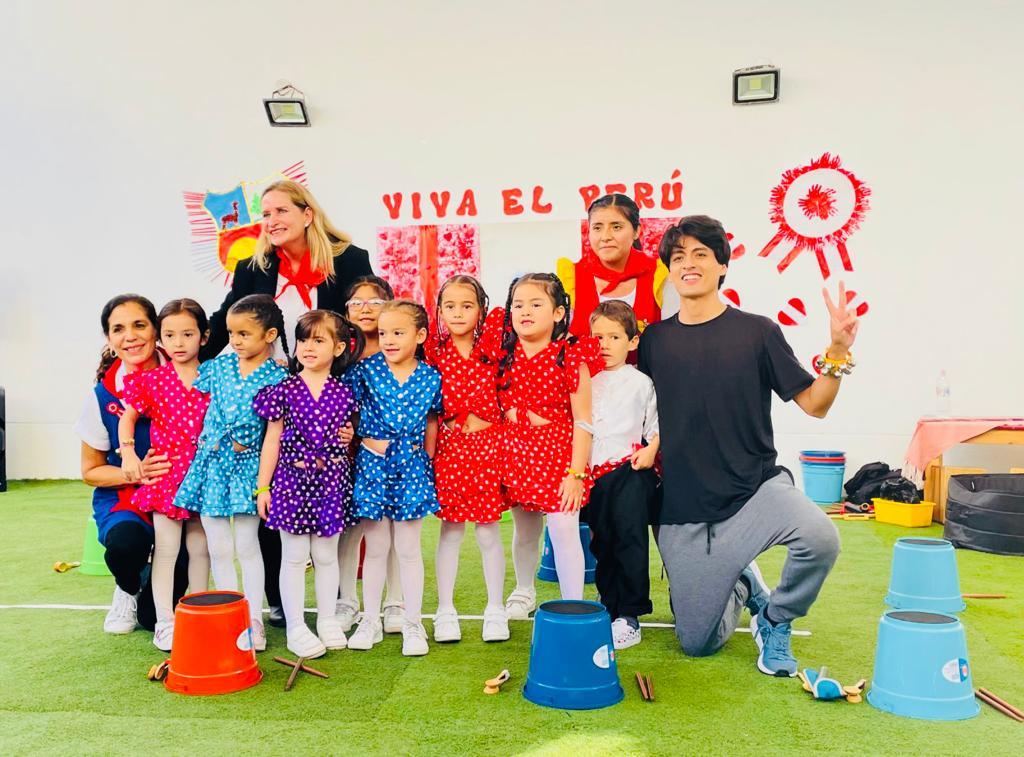 Docentes con un grupo de niños