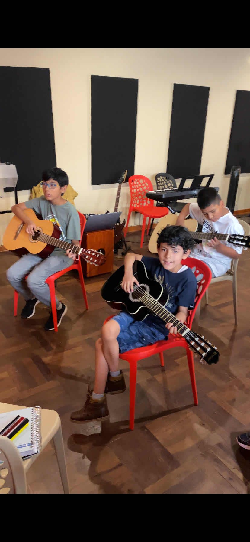 Clase de guitarra con niños