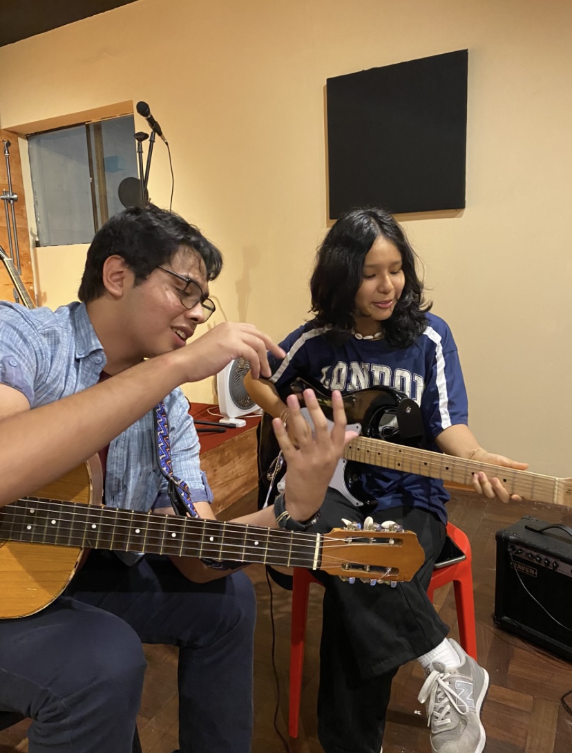 Clase de guitarra con jóvenes