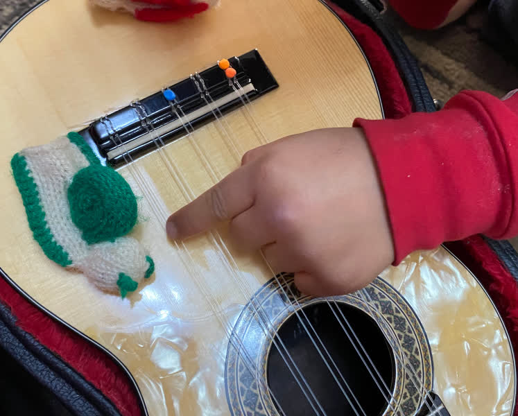 Niño con guitarra y señales de colores