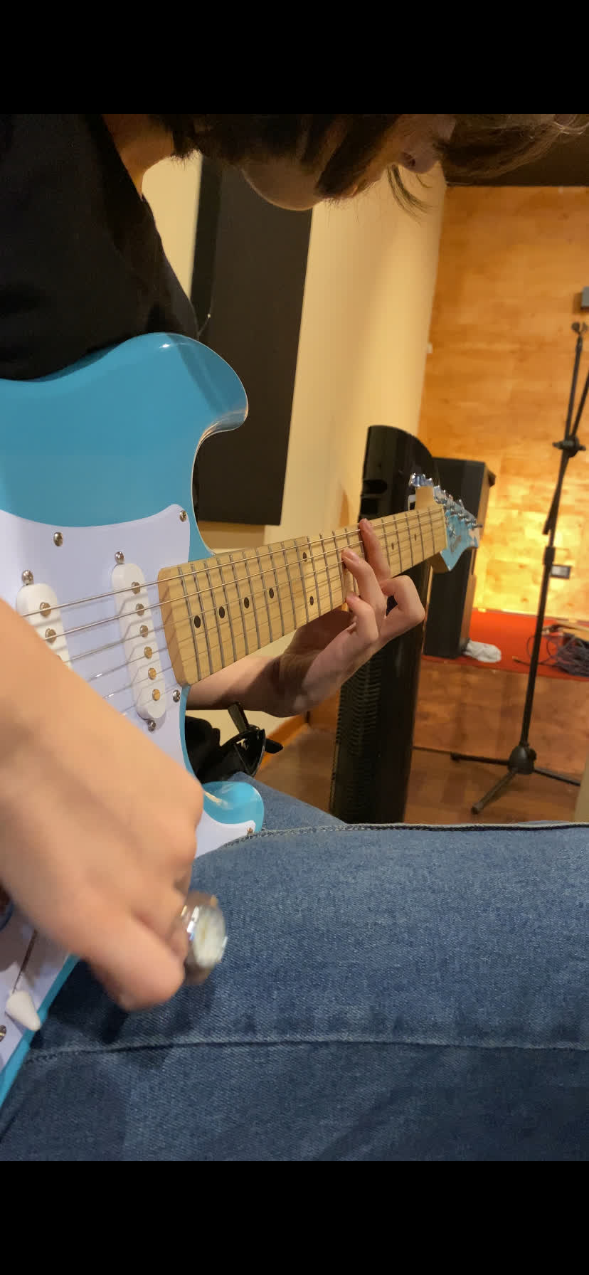 Joven con guitarra eléctrica