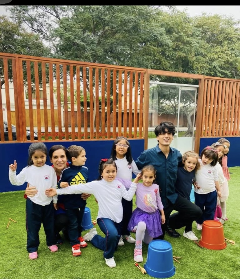 Carlos con grupo de niños